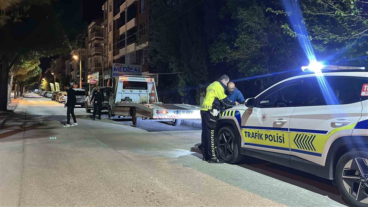 BURDUR'DA POLİS EKİPLERİNİN 'DUR' İHTARINA UYMAYIP KAÇAN ALKOLLÜ SÜRÜCÜ KISA SÜREN KOVALAMACININ...