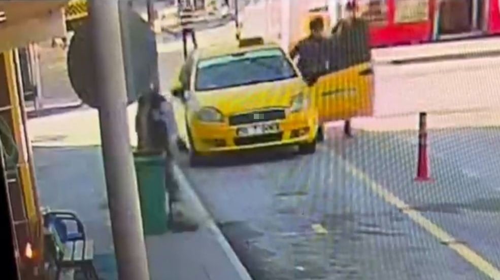 BURDUR'DA TAKSİ DURAĞI ÖNÜNDE KONTAK ANAHTARI ÜZERİNDE BIRAKILAN TAKSİYE BİNEN VE KENDİ ARACI GİBİ...