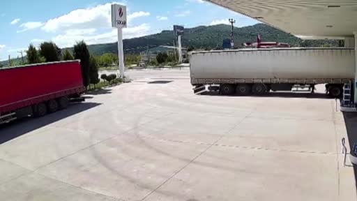 Burdur'da tır ile kamyonun çarpıştı kaza kamerada