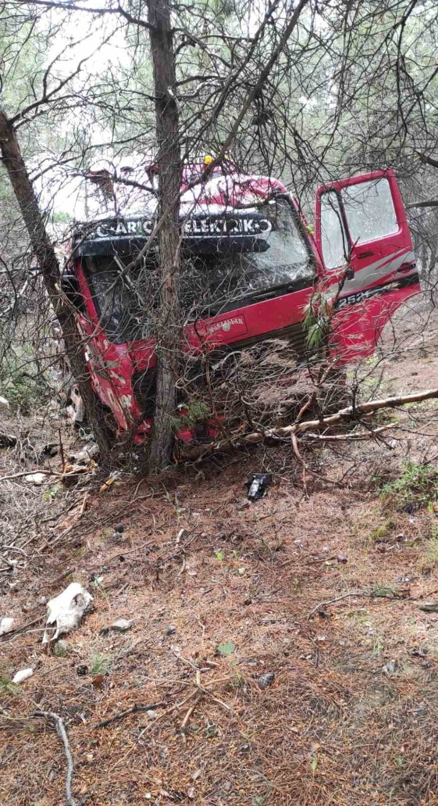 BURDUR'DA VİNÇ SÜRÜCÜSÜNÜN DİREKSİYON HAKİMİYETİNİ KAYBETMESİ SONUCU YOLDAN ÇIKARAK ORMANLIK ALANA...