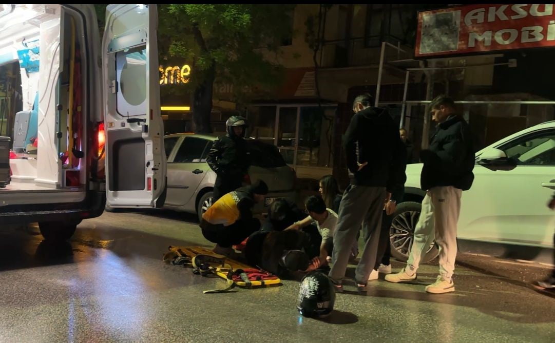 BURDUR'DA YAĞMUR NEDENİYLE KAYGANLAŞAN YOLDA KONTROLDEN ÇIKAN MOTOSİKLET DEVRİLİRKEN SÜRÜCÜSÜ...