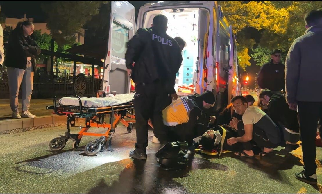 BURDUR'DA YAĞMUR NEDENİYLE KAYGANLAŞAN YOLDA KONTROLDEN ÇIKAN MOTOSİKLET DEVRİLİRKEN SÜRÜCÜSÜ...