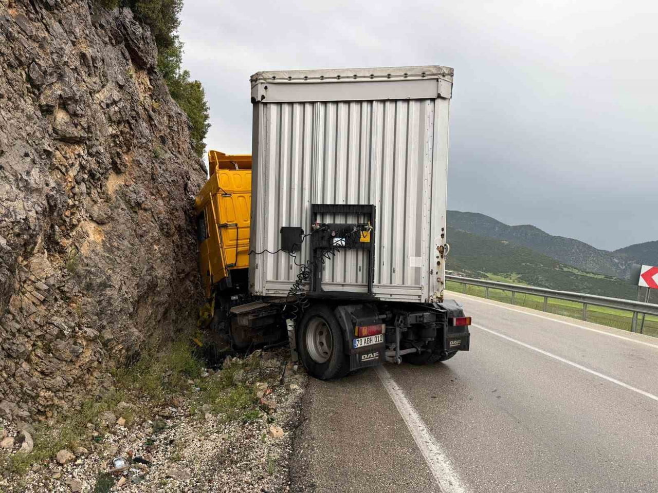 BURDUR'UN AĞLASUN İLÇESİNDE MAKASLAYAN TIRIN DAĞA ÇARPMASI SONUCU MEYDANA GELEN KAZADA TIR...