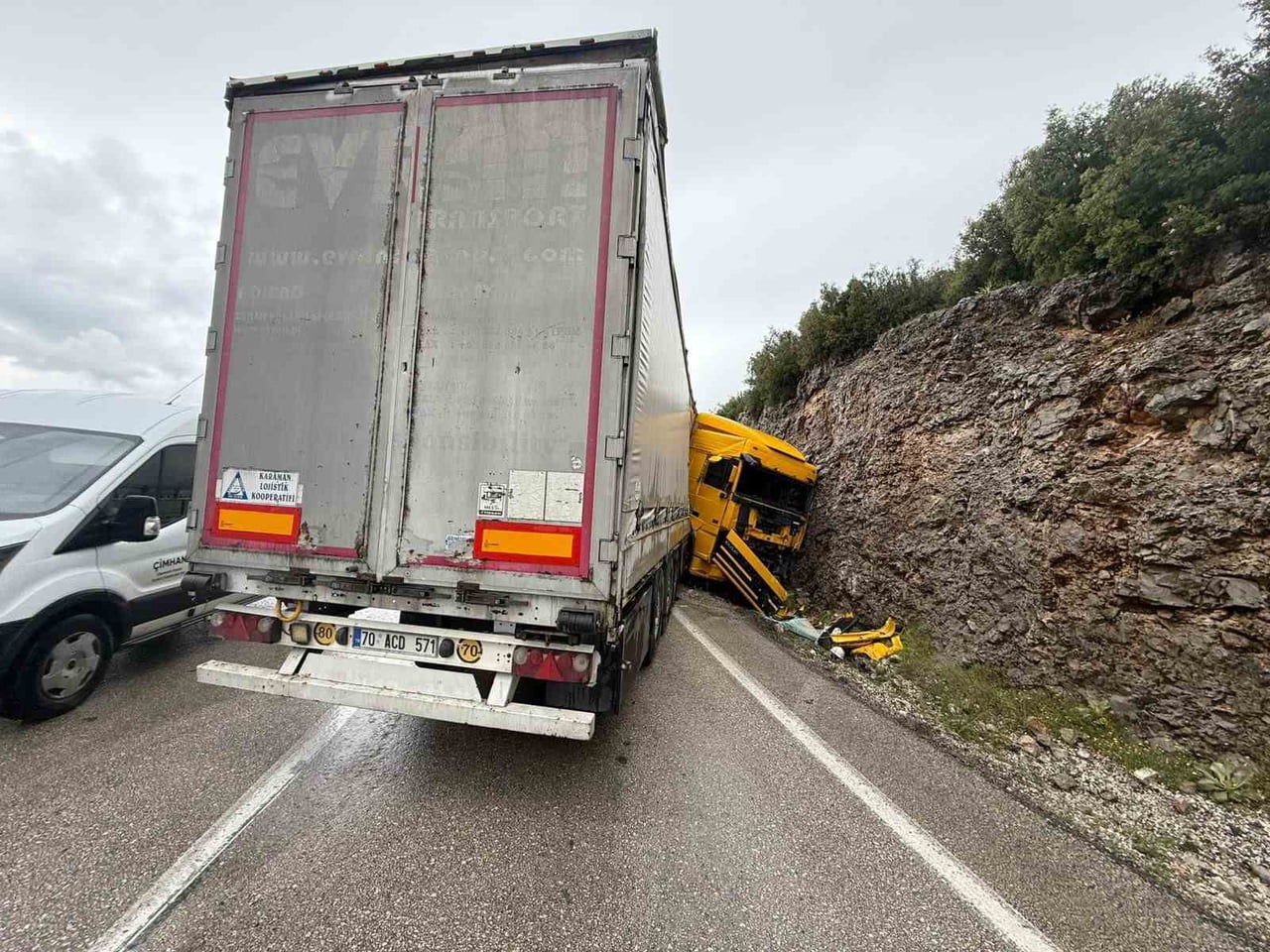 BURDUR'UN AĞLASUN İLÇESİNDE MAKASLAYAN TIRIN DAĞA ÇARPMASI SONUCU MEYDANA GELEN KAZADA TIR...