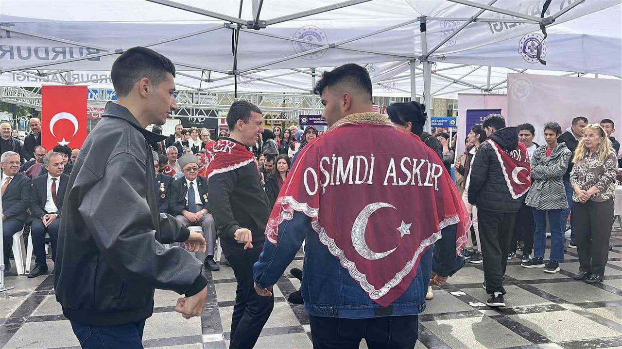 BURDUR’DA DÜZENLENEN TEMSİLİ ASKERLİK TÖRENİYLE VATANİ GÖREVLERİNİ YERİNE GETİRECEK OLAN 16...