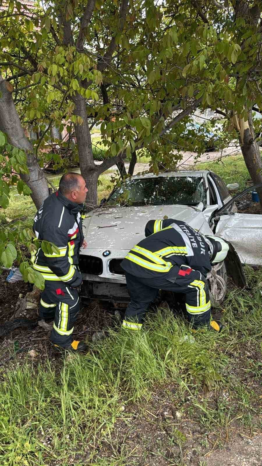 BURDUR’DA KONTROLDEN ÇIKAN OTOMOBİLİN AĞACA ÇARPMASI SONUCU MEYDANA GELEN TRAFİK KAZASINDA 1 KİŞİ...
