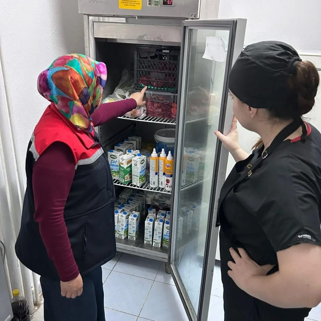 BURDUR İL TARIM VE ORMAN MÜDÜRLÜĞÜ EKİPLERİ TARAFINDAN GIDA GÜVENİLİRLİĞİ KAPSAMINDA OKUL KANTİNİ...
