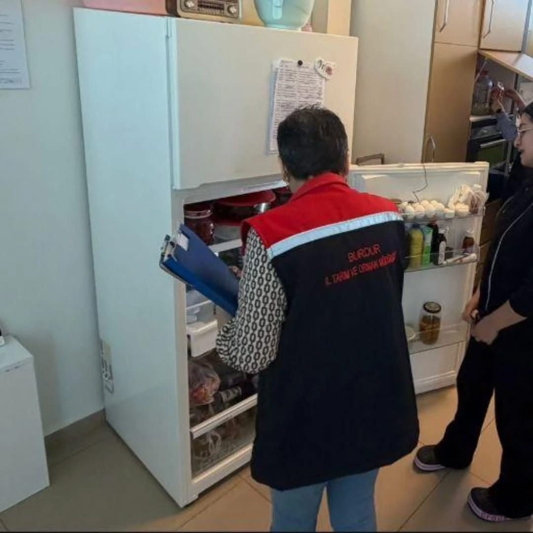 BURDUR İL TARIM VE ORMAN MÜDÜRLÜĞÜ EKİPLERİ TARAFINDAN GIDA GÜVENİLİRLİĞİ KAPSAMINDA OKUL KANTİNİ...