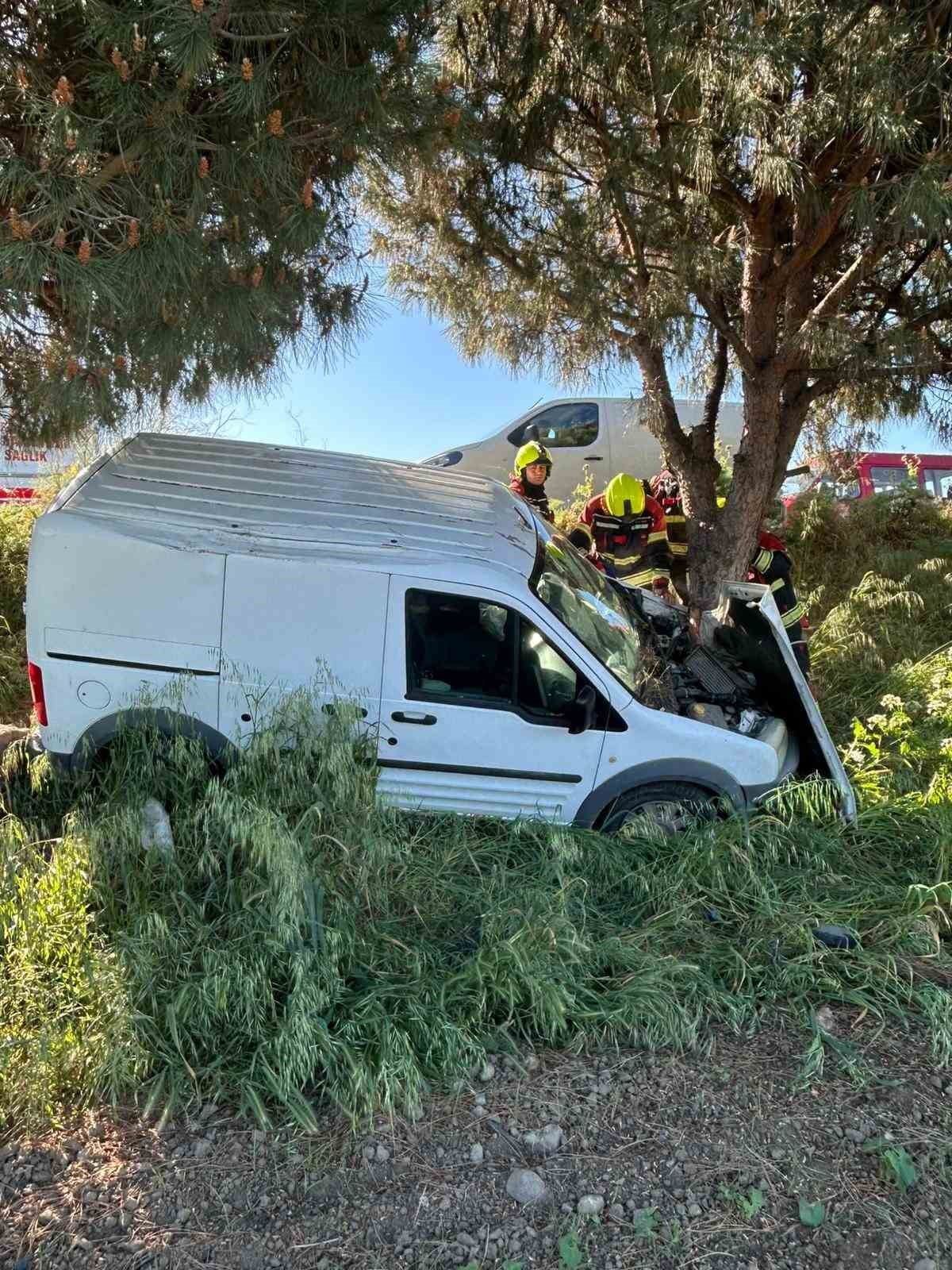 BURHANİYE İLÇESİNDE KONTROLDEN ÇIKARAK ŞARAMPOLE DÜŞEN OTOMOBİLİN SÜRÜCÜ YARALANDI.