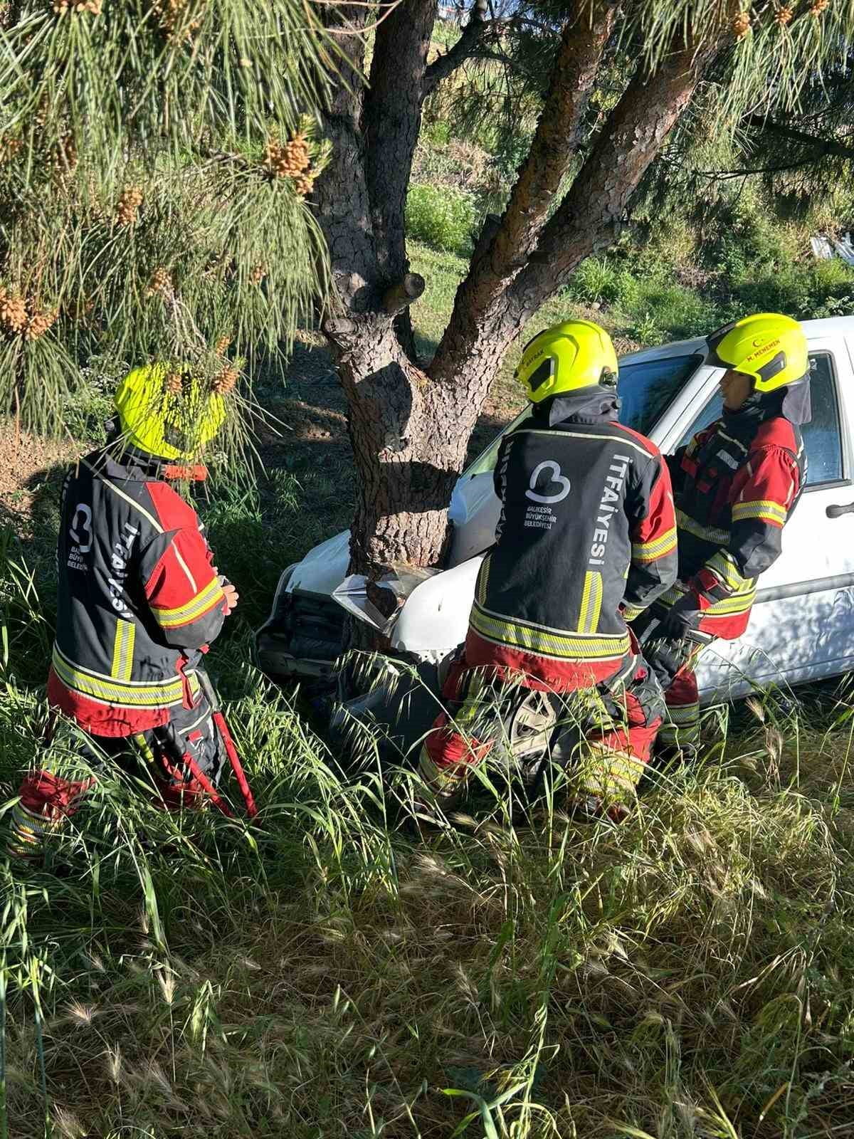 BURHANİYE İLÇESİNDE KONTROLDEN ÇIKARAK ŞARAMPOLE DÜŞEN OTOMOBİLİN SÜRÜCÜ YARALANDI.