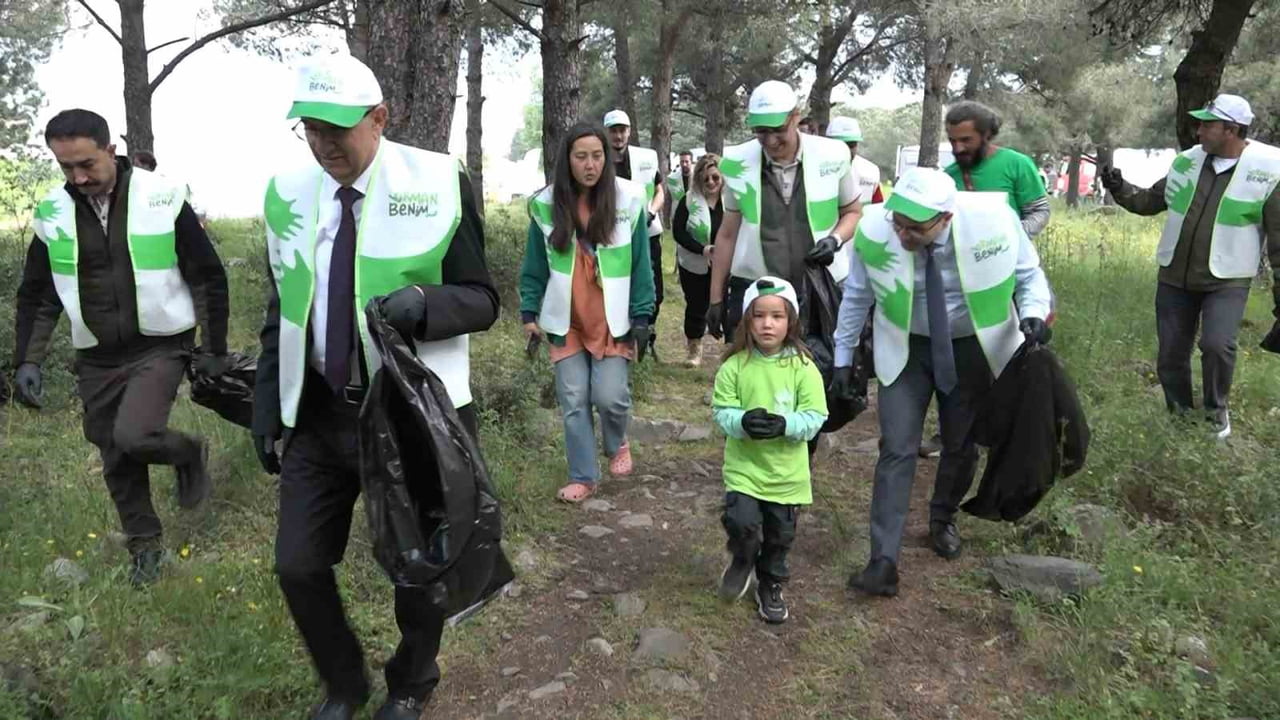 BURSA'DA BİR ARAYA GELEN ÖĞRENCİLER, ORMAN YANGINLARINA VE ÇEVRE KİRLİLİĞİNE DİKKAT ÇEKMEK İÇİN...