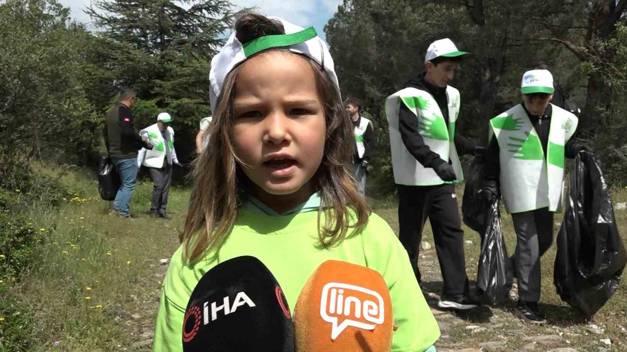 BURSA'DA BİR ARAYA GELEN ÖĞRENCİLER, ORMAN YANGINLARINA VE ÇEVRE KİRLİLİĞİNE DİKKAT ÇEKMEK İÇİN...