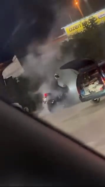 BURSA'DA BİR BENZİNLİKTE LASTİK YAKAN MOTOSİKLET SÜRÜCÜSÜ AMATÖR KAMERA İLE SANİYE SANİYE...
