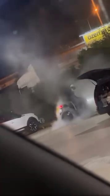 BURSA'DA BİR BENZİNLİKTE LASTİK YAKAN MOTOSİKLET SÜRÜCÜSÜ AMATÖR KAMERA İLE SANİYE SANİYE...