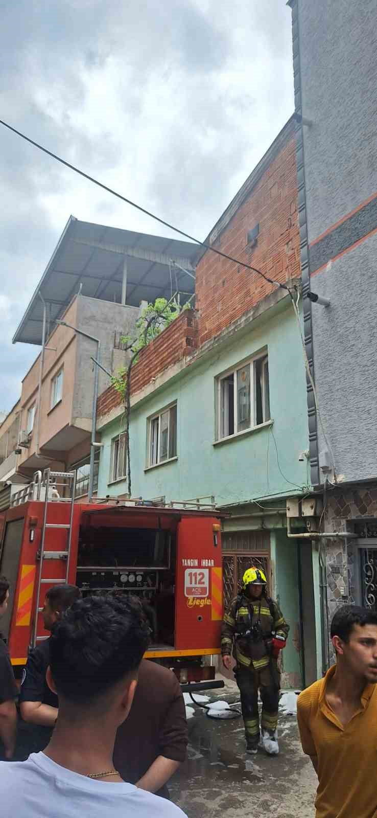 BURSA'DA BİR EVDE ÇIKAN YANGIN PANİĞE SEBEP OLDU