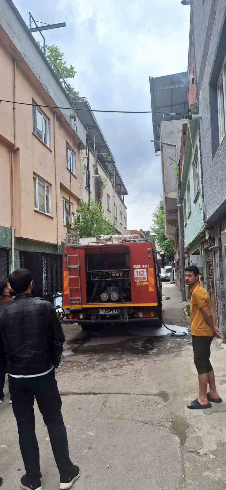 BURSA'DA BİR EVDE ÇIKAN YANGIN PANİĞE SEBEP OLDU