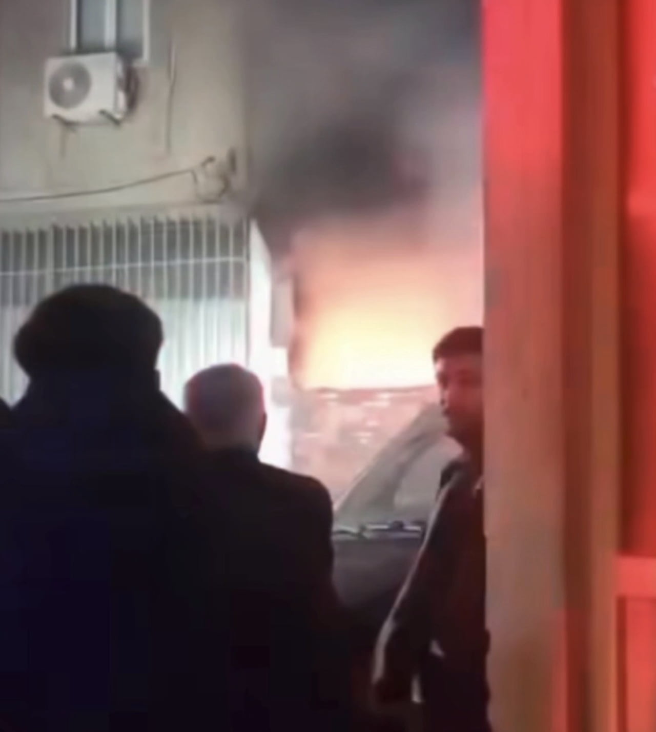 BURSA'DA BİR TEKSTİL ATÖLYESİNDE ÇIKAN YANGIN PANİĞE NEDEN OLDU. ALEVLERİN KISA SÜREDE TÜM İŞ...