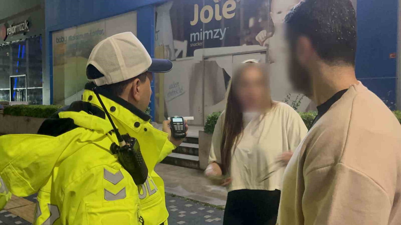 BURSA'DA DENETİME TAKILAN ALKOLLÜ SÜRÜCÜ, ALKOLMETREYİ ÜFLEMEK İSTEMEDİ. POLİS MEMURUNA DİL DÖKEN...