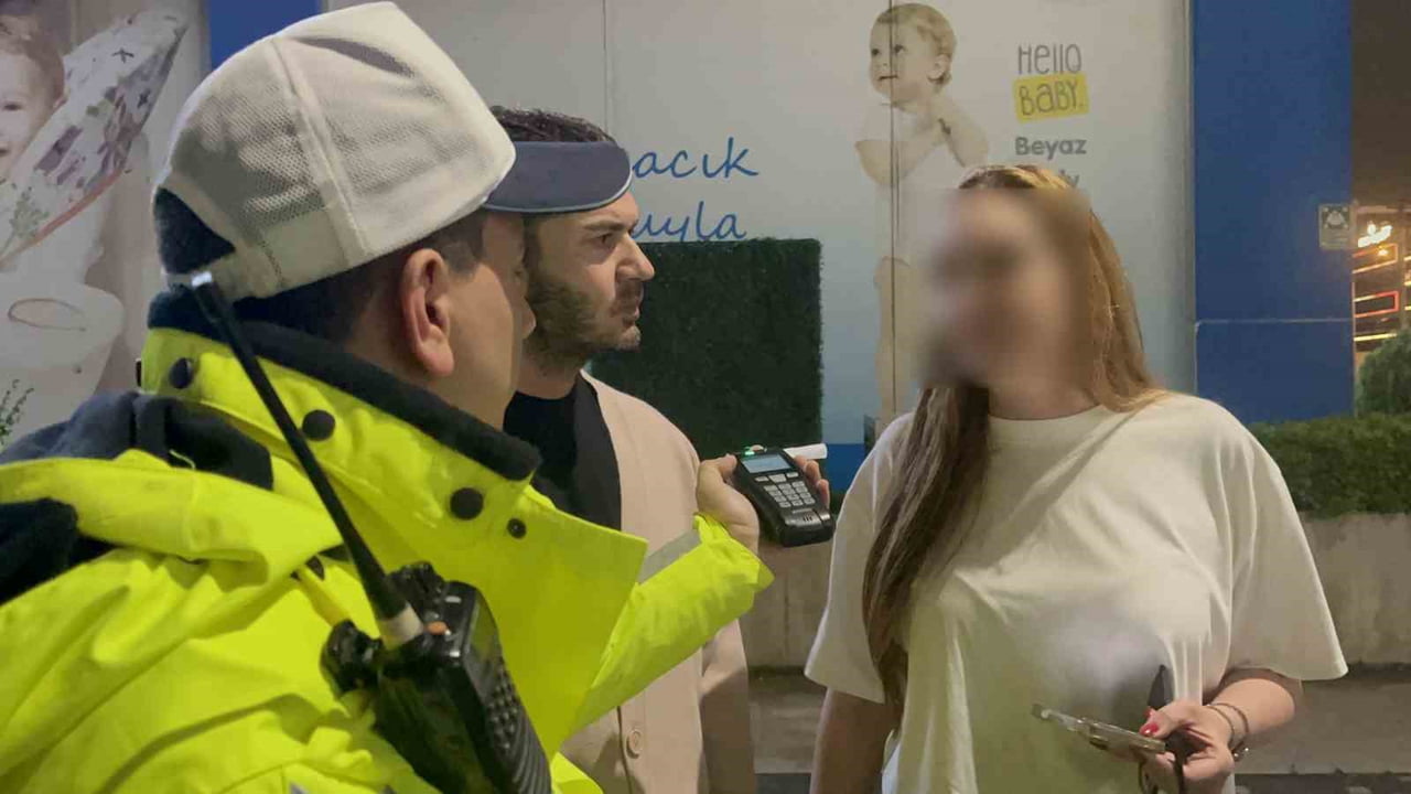 BURSA'DA DENETİME TAKILAN ALKOLLÜ SÜRÜCÜ, ALKOLMETREYİ ÜFLEMEK İSTEMEDİ. POLİS MEMURUNA DİL DÖKEN...