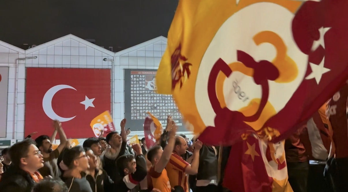 BURSA'DA GALATASARAY'IN ŞAMPİYONLUĞUNDAN DOLAYI KENTİN FARKLI NOKTALARINDA KUTLAMALAR YAPILIRKEN...