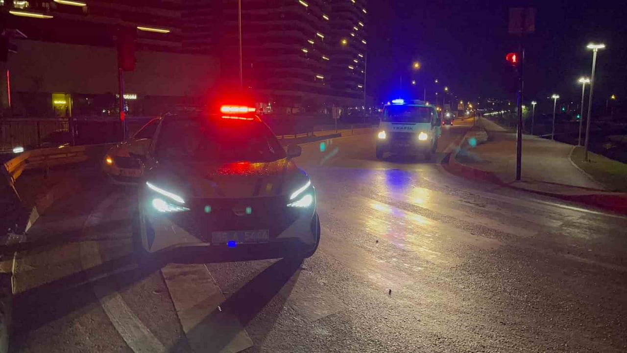 BURSA'DA İDDİAYA GÖRE SÜRÜCÜSÜNÜN KONTROLÜNDEN ÇIKAN OTOMOBİL DEREYE UÇTU. KAZA SONRASI ARAÇ...