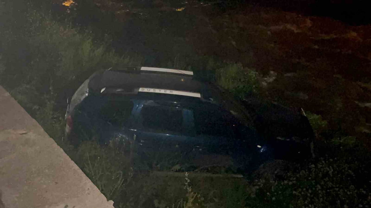 BURSA'DA İDDİAYA GÖRE SÜRÜCÜSÜNÜN KONTROLÜNDEN ÇIKAN OTOMOBİL DEREYE UÇTU. KAZA SONRASI ARAÇ...