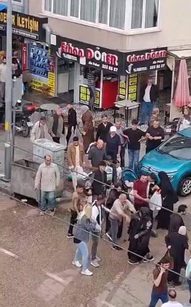 BURSA'DA İKİ DİLENCİ GRUBUNUN YER KAVGASI SANİYE SANİYE AMATÖR KAMERAYA YANSIDI.