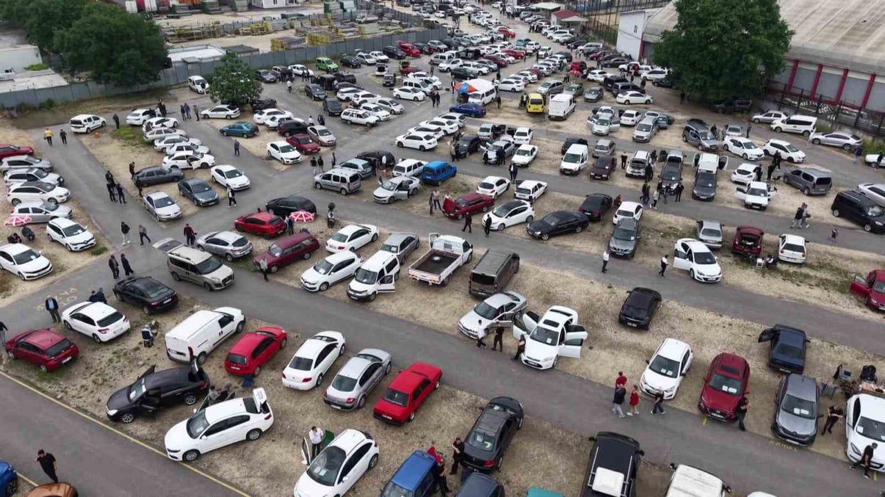 BURSA'DA İKİNCİ EL OTOMOBİL PAZARINDA KURBAN BAYRAMI HAREKETLİLİĞİ ERKEN BAŞLADI. BAYRAMA SAYILI...