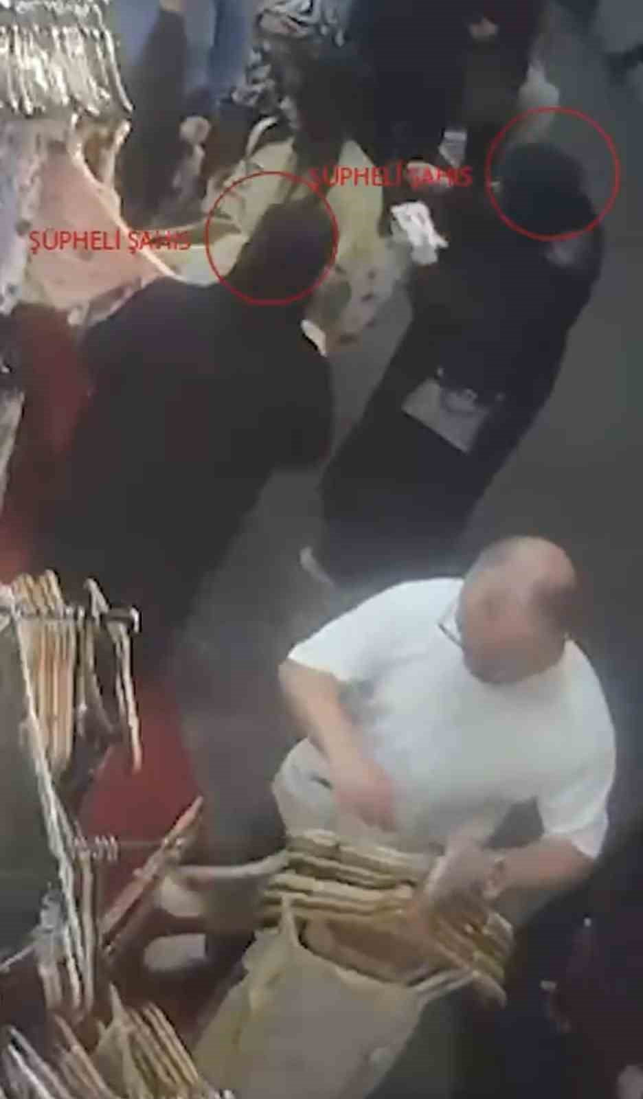 BURSA'DA KADINLARI PAZAR VE ÇARŞIDA ADIM ADIM TAKİP EDEREK YANKESİCİLİK YAPTIKLARI ÖNE SÜRÜLEN 2...