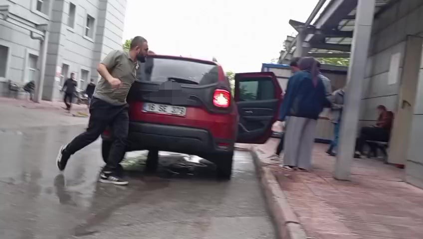 BURSA'DA KONTROLDEN ÇIKAN KAMYONETİN KALDIRIMDA YÜRÜYEN ANNE VE OĞLUNU ALTINA ALDIĞI KAZADA...
