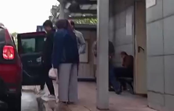 BURSA'DA KONTROLDEN ÇIKAN KAMYONETİN KALDIRIMDA YÜRÜYEN ANNE VE OĞLUNU ALTINA ALDIĞI KAZADA...