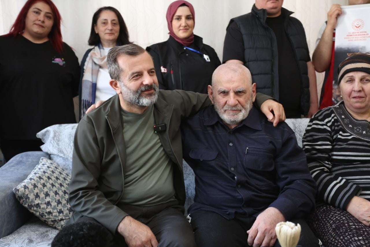 BURSA'DA YAŞLILARIN AYAĞINA DOKTOR, KUAFÖR VE ELEKTRİKÇİ GİTTİ