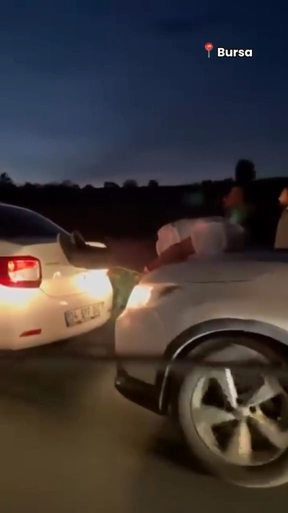 BURSA'DA YOLDA KALAN ARACI ÇEKMEK İSTEYEN YARDIMSEVER VATANDAŞ, HALAT BULAMAYINCA TEHLİKELİ BİR...