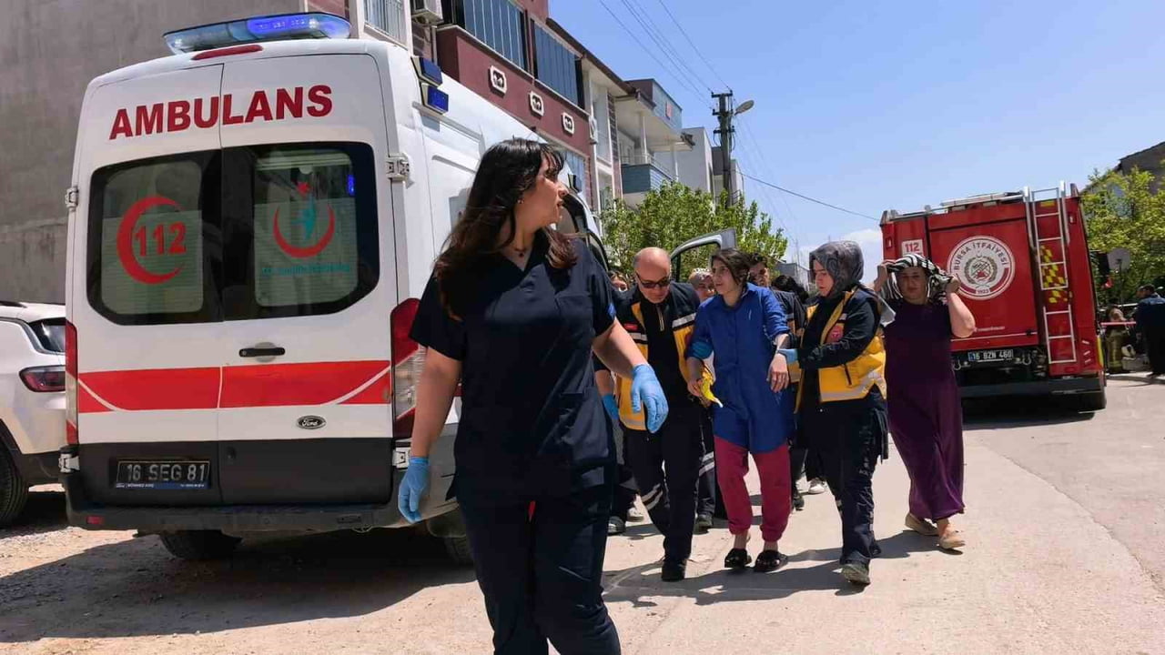 BURSA'NIN İNEGÖL İLÇESİNDE 3 KATLI APARTMANIN ZEMİN KATINDA YANGIN ÇIKTI. YANGINDA DUMANDAN 2 KİŞİ...