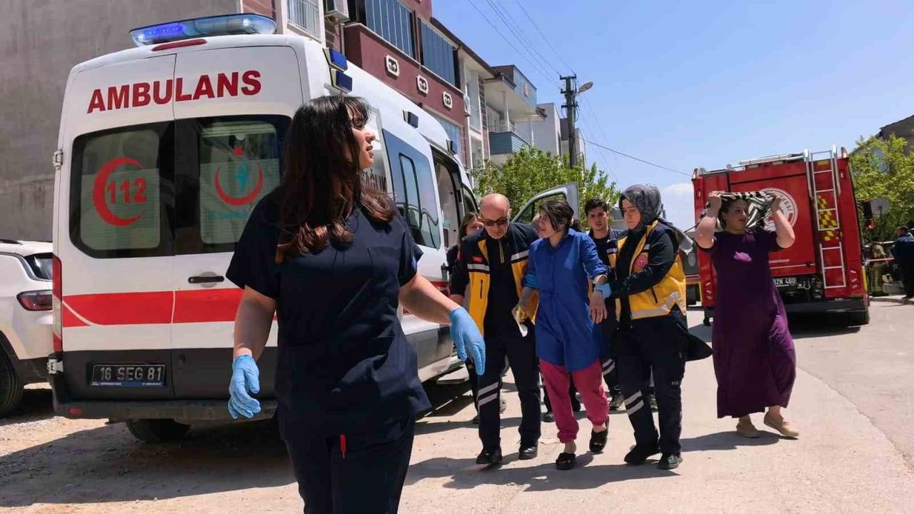 BURSA'NIN İNEGÖL İLÇESİNDE 3 KATLI APARTMANIN ZEMİN KATINDA YANGIN ÇIKTI. YANGINDA DUMANDAN 2 KİŞİ...