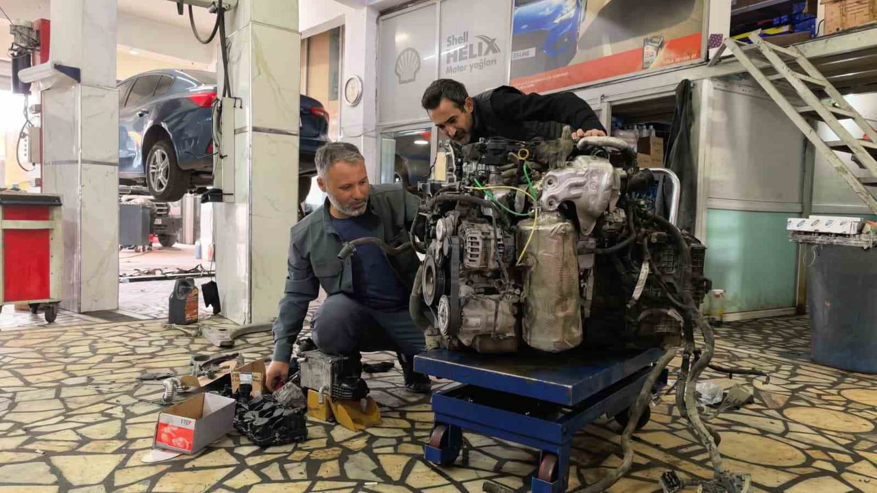 BURSA'NIN İNEGÖL İLÇESİNDE ARIZAYI TESPİT ETMEK İÇİN SEYİR HALİNDE OLAN  KAMYONETİN MOTOR KISMINA...