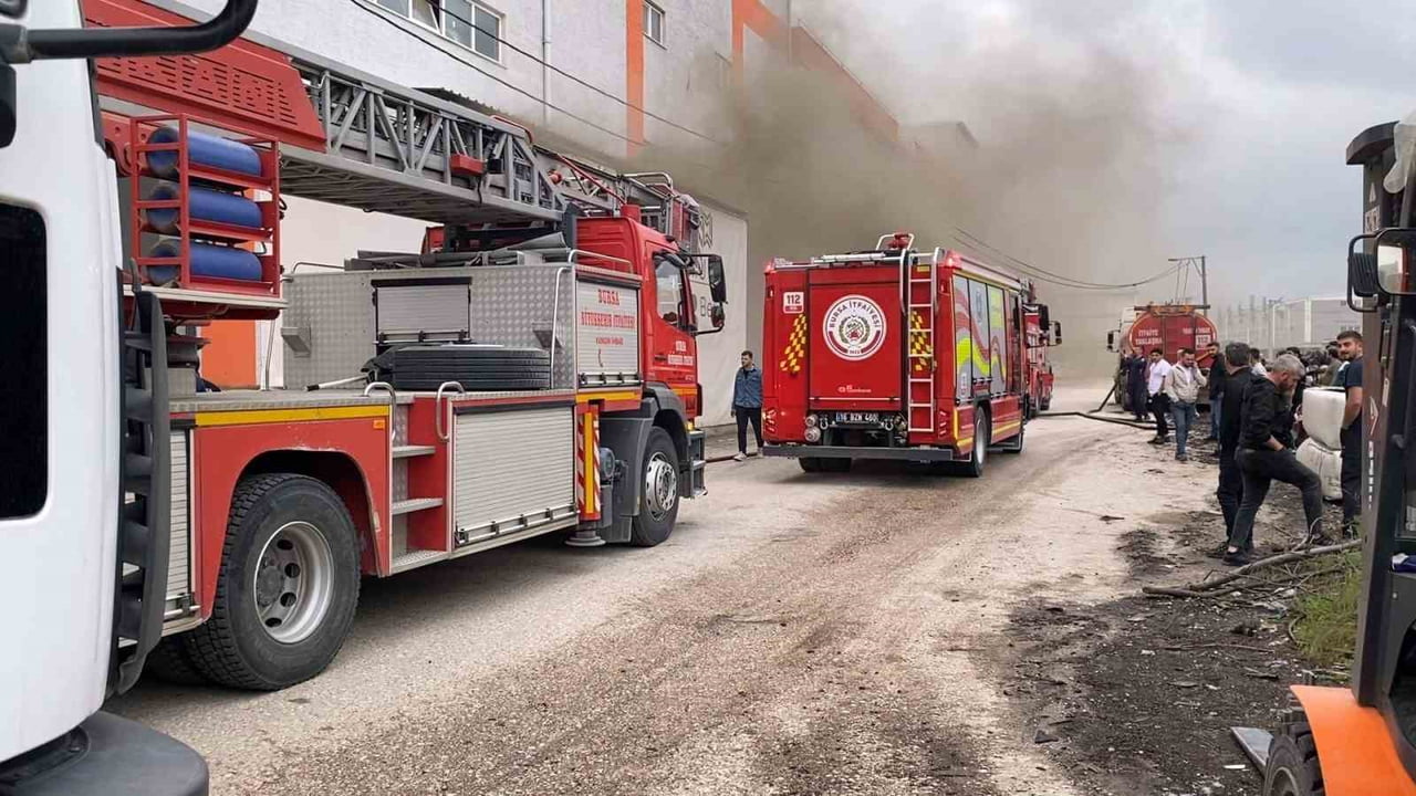 BURSA'NIN İNEGÖL İLÇESİNDE BİR KOLTUK FABRİKASINDA ÇIKAN YANGINDA 2 KİŞİ DUMANDAN...