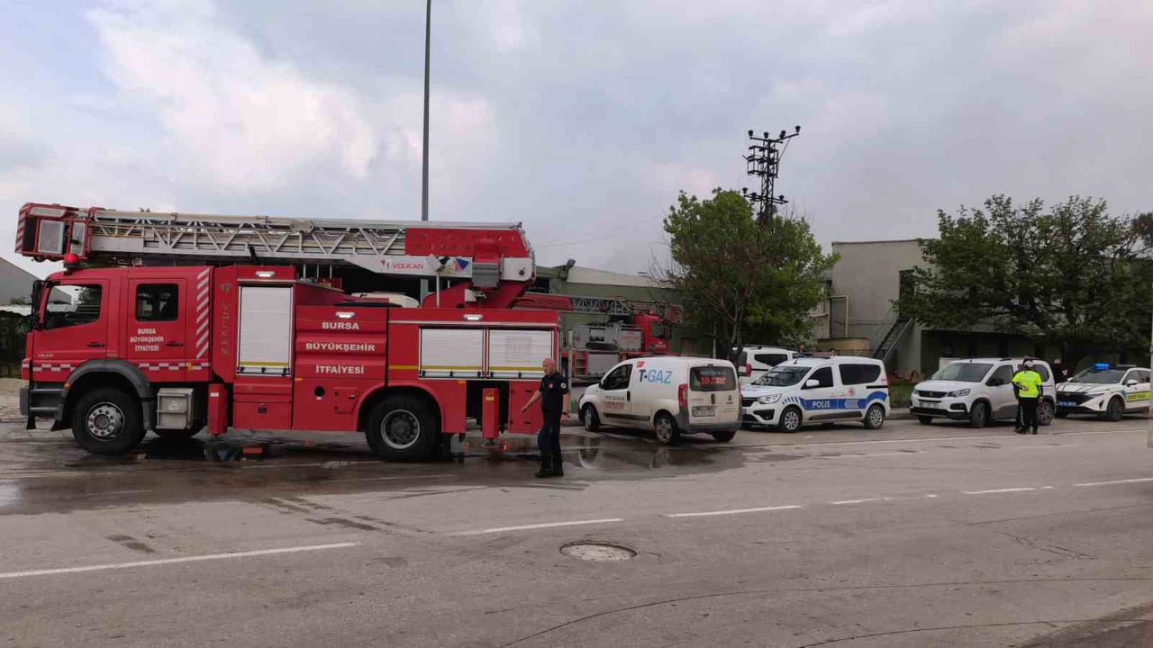 BURSA'NIN İNEGÖL İLÇESİNDE FAALİYET GÖSTEREN BİR SUNTA FABRİKASINDA YANGIN ÇIKTI.