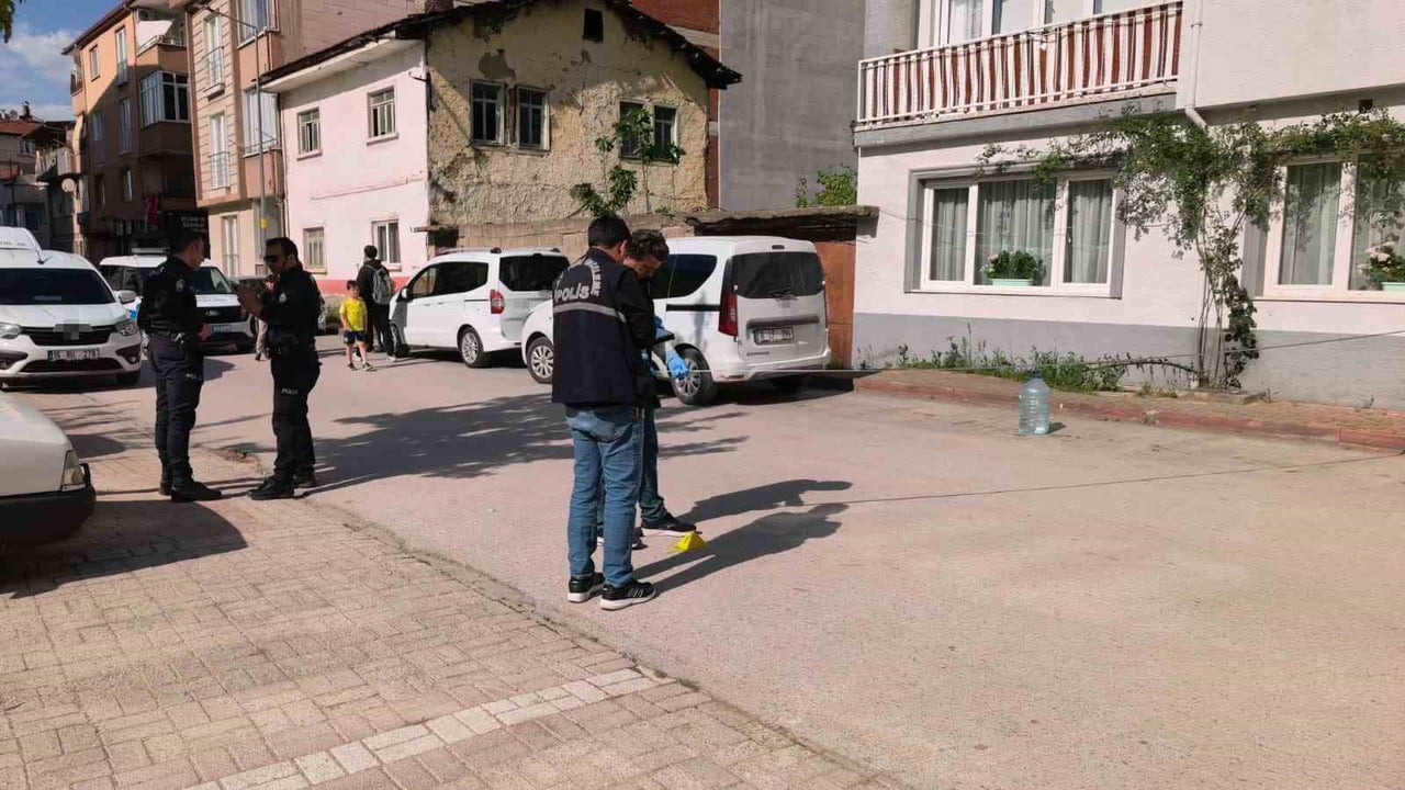 BURSA'NIN İNEGÖL İLÇESİNDE MEYDANA GELEN KAVGADA BİR KİŞİYİ SİLAHLA ATEŞ EDEREK YARALAYAN ŞÜPHELİ...
