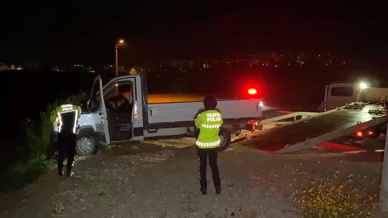 BURSA'NIN İNEGÖL İLÇESİNDE MEYDANA GELEN KAZADA, ALKOLLÜ SÜRÜCÜNÜN KONTROLÜNDEN ÇIKAN KAMYONET...