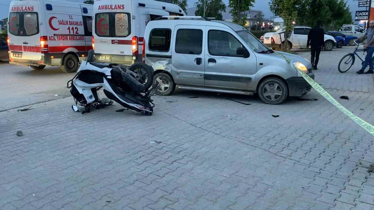 BURSA'NIN İNEGÖL İLÇESİNDE MEYDANA GELEN KAZADA HAFİF TİCARİ ARAÇ İLE ÇARPIŞAN MOTOSİKLETTEKİ 2...
