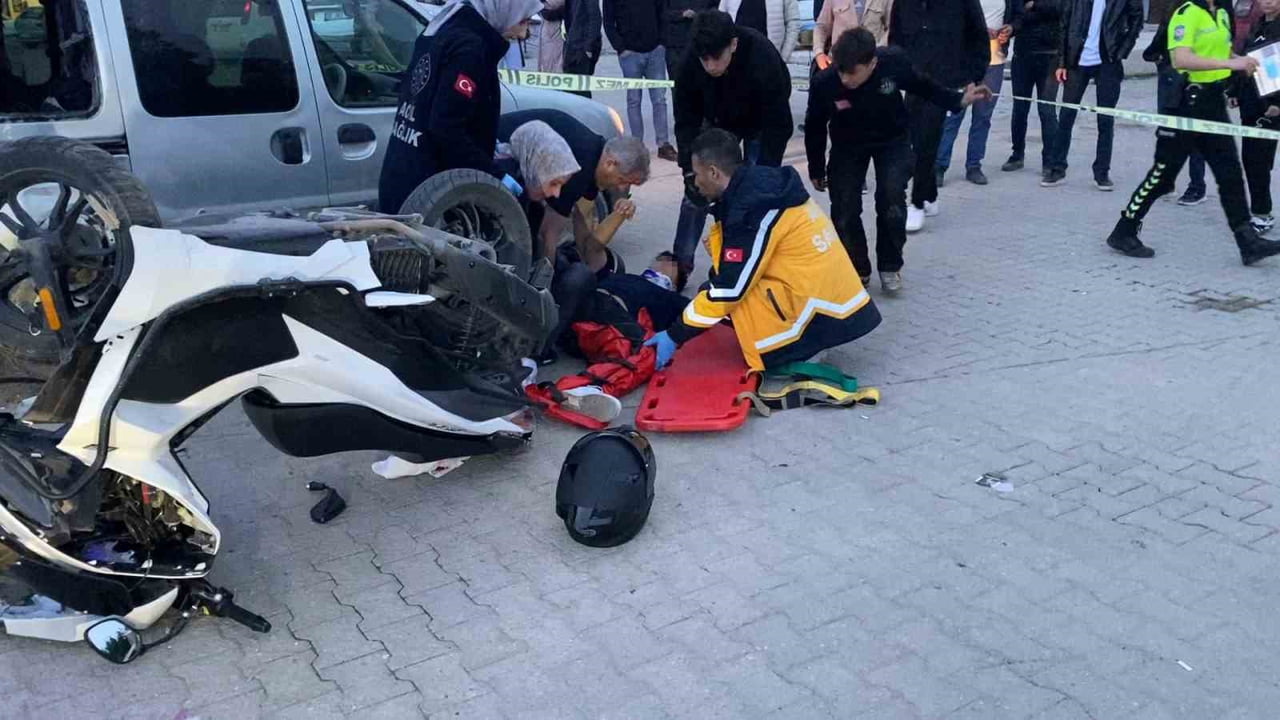 BURSA'NIN İNEGÖL İLÇESİNDE MEYDANA GELEN KAZADA HAFİF TİCARİ ARAÇ İLE ÇARPIŞAN MOTOSİKLETTEKİ 2...