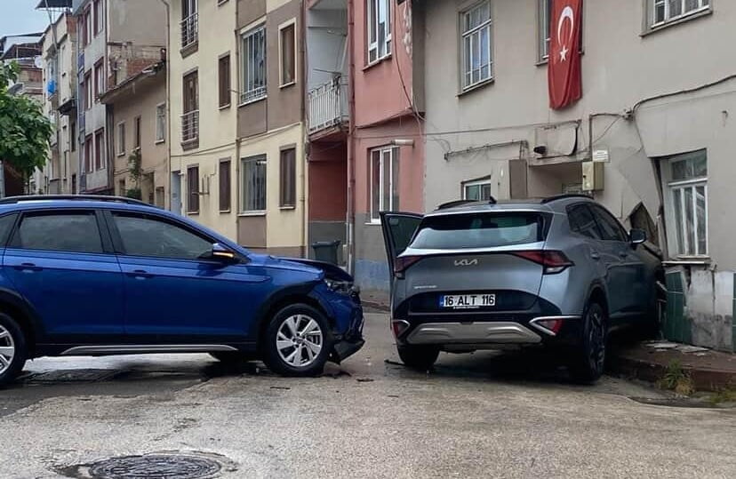 BURSA'NIN İNEGÖL İLÇESİNDE MEYDANA GELEN KAZADA OTOMOBİL İLE ÇARPIŞAN CİP EVE GİRDİ. ŞANS ESERİ...