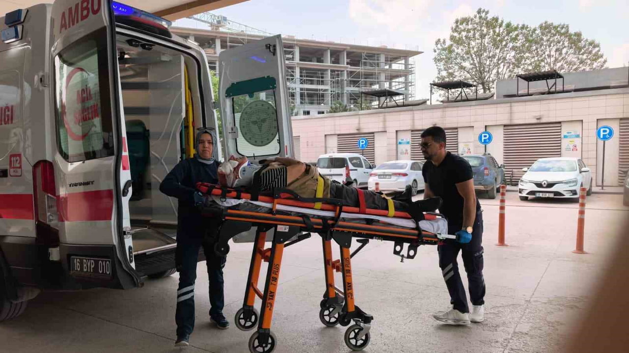 BURSA'NIN İNEGÖL İLÇESİNDE MEYDANA GELEN KAZADA SERVİS MİNİBÜSÜNÜN ÇARPTIĞI YAŞLI ADAM...
