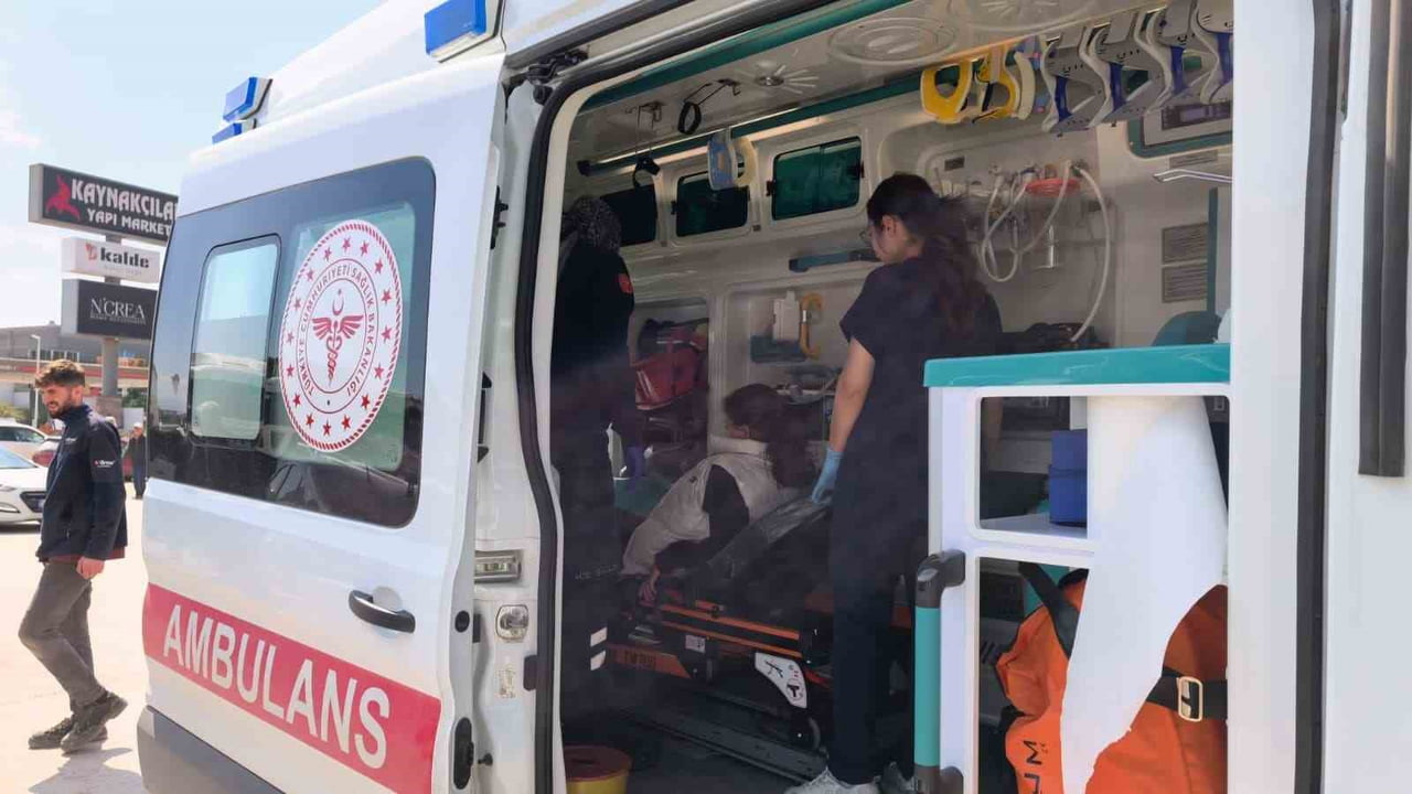 BURSA'NIN İNEGÖL İLÇESİNDE MEYDANA GELEN KAZADA SERVİS MİNİBÜSÜYLE ÇARPIŞAN MOTOSİKLETTEKİ BABA VE...