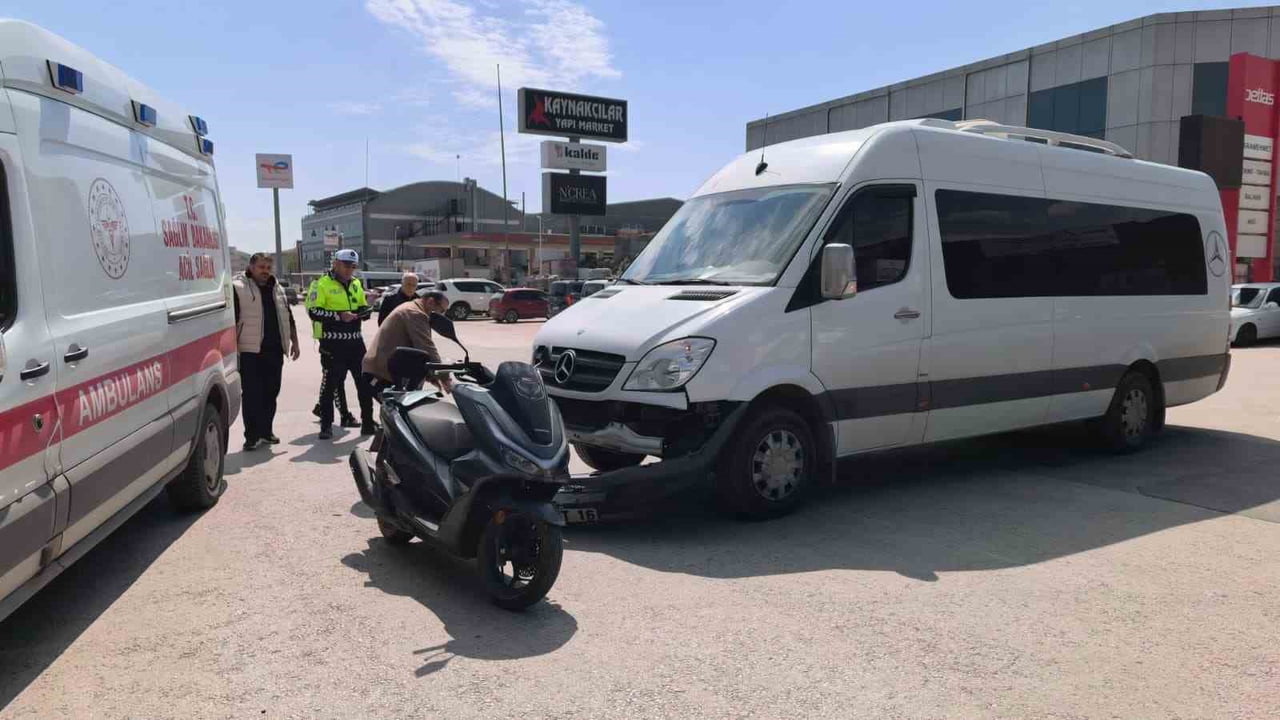 BURSA'NIN İNEGÖL İLÇESİNDE MEYDANA GELEN KAZADA SERVİS MİNİBÜSÜYLE ÇARPIŞAN MOTOSİKLETTEKİ BABA VE...