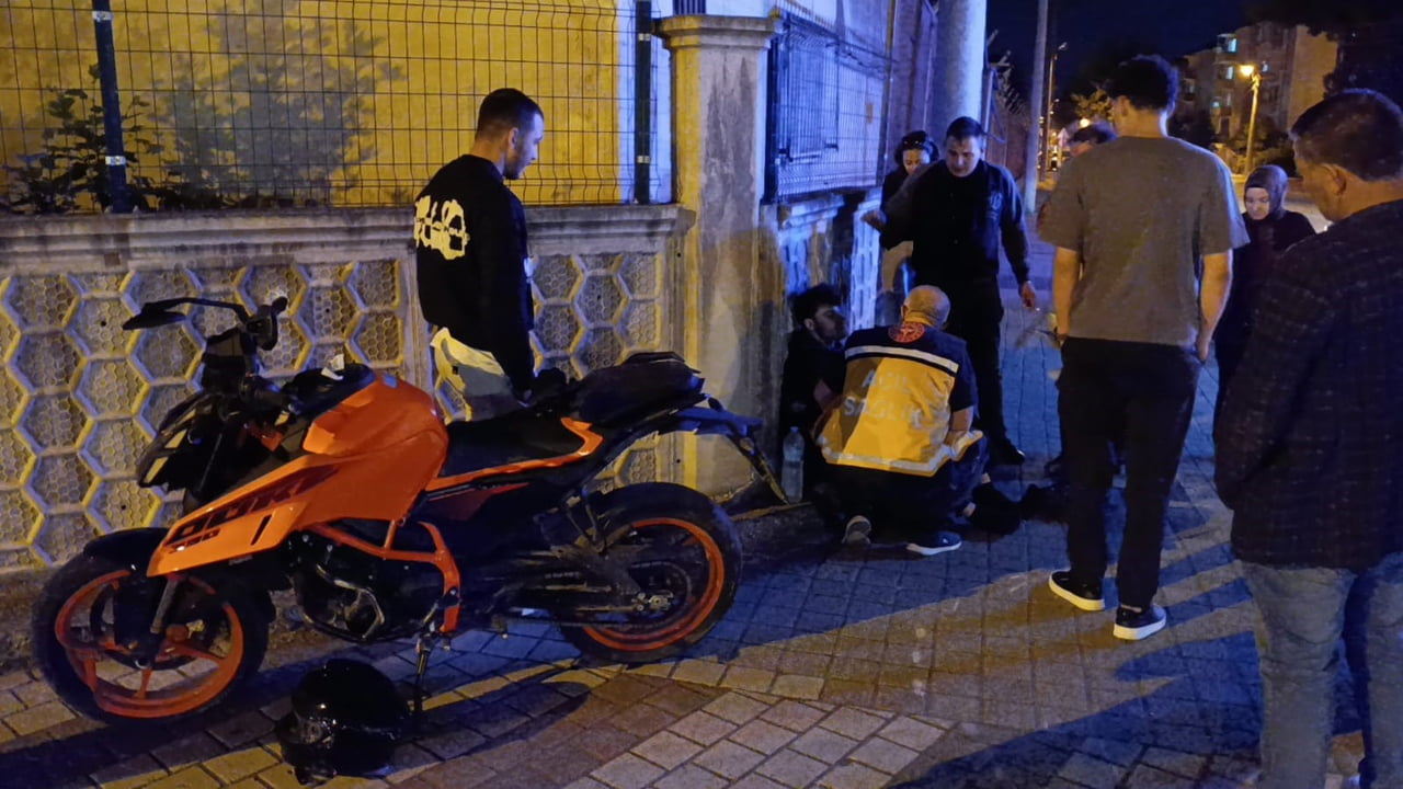 BURSA'NIN İNEGÖL İLÇESİNDE MEYDANA GELEN KAZADA SİTE DUVARINA ÇARPAN MOTOSİKLETİN SÜRÜCÜSÜ...