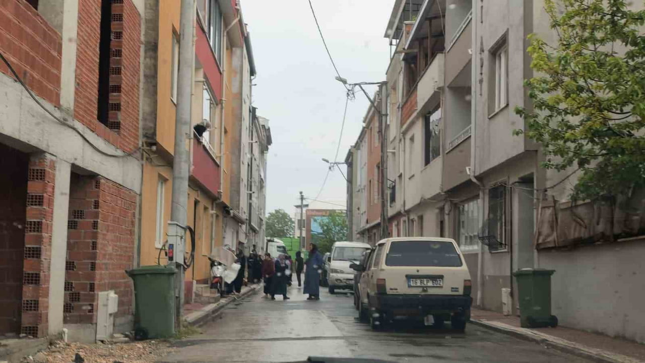 BURSA'NIN İNEGÖL İLÇESİNDE MEYDANA GELEN OLAYDA 3 KATLI APARTMANIN İKİNCİ KAT BALKONUNDAN DÜŞEN...