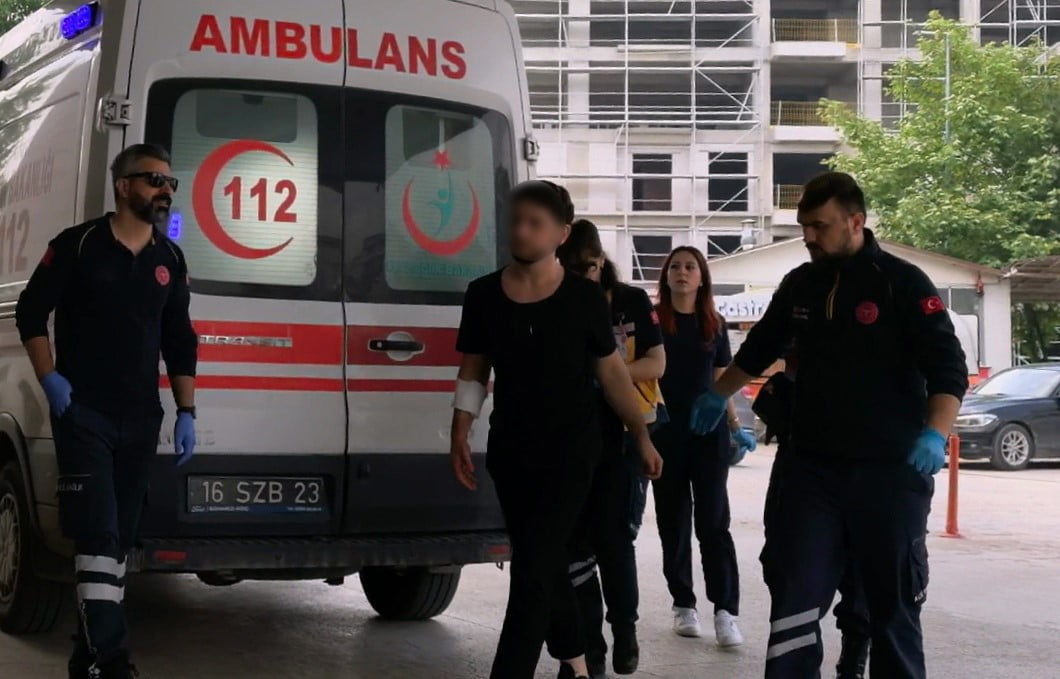 BURSA'NIN İNEGÖL İLÇESİNDE MEYDANA GELEN OLAYDA MEYVE KESERKEN KOLUNU KESEN GENÇ YARALANDI.