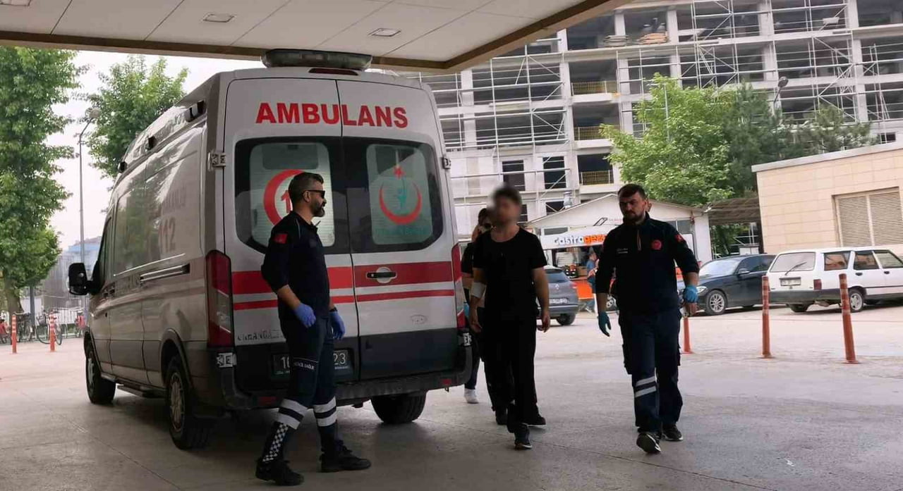 BURSA'NIN İNEGÖL İLÇESİNDE MEYDANA GELEN OLAYDA MEYVE KESERKEN KOLUNU KESEN GENÇ YARALANDI.